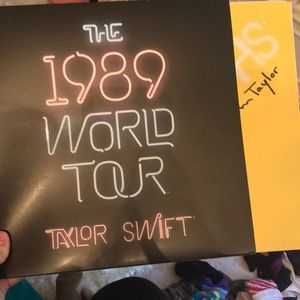 1989 world tour polaroids Taylor Swift